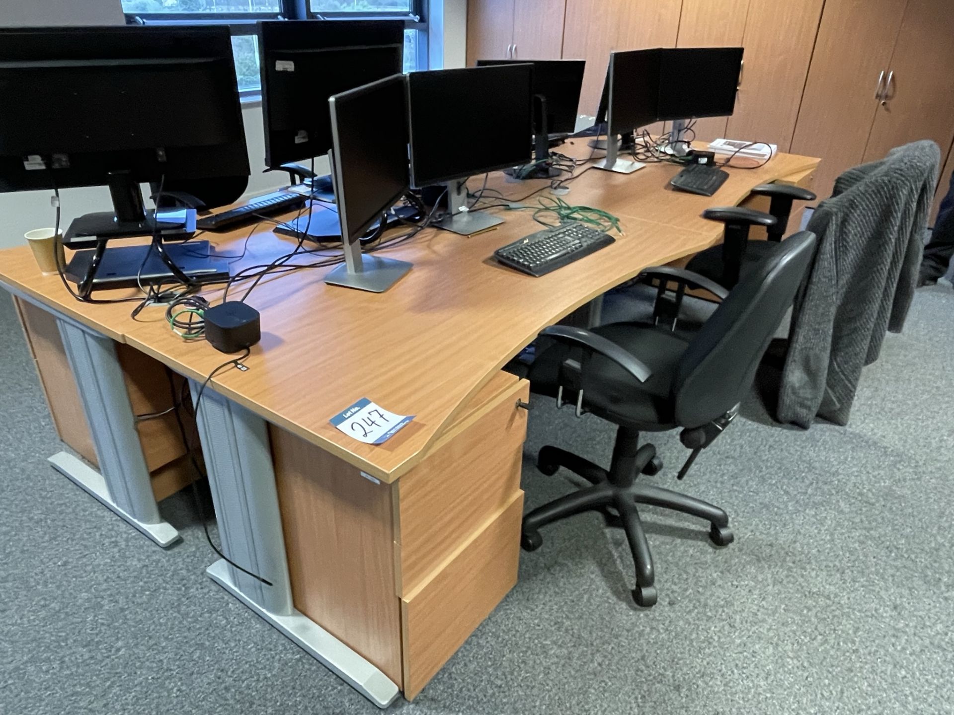 4x (no.) curved front light oak veneer desks, 4x (no.) operator chairs and 4x (no.) pedestals - Image 2 of 2