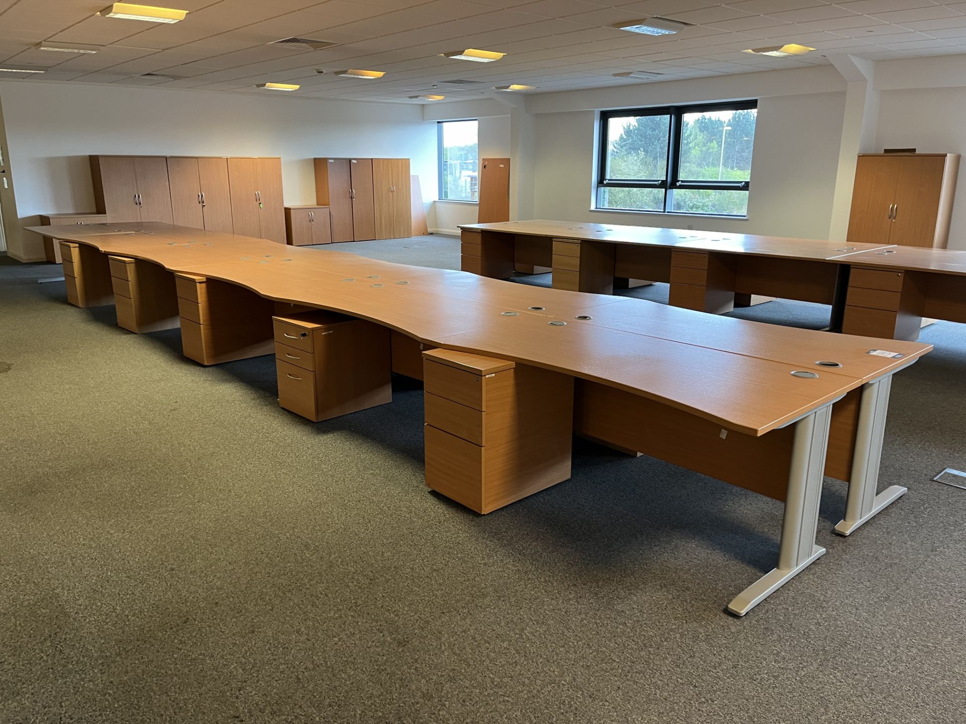 9x (no.) shaped front light oak veneer desks, 3x (no.) rectangular light oak veneer desks and 10x ( - Image 2 of 2