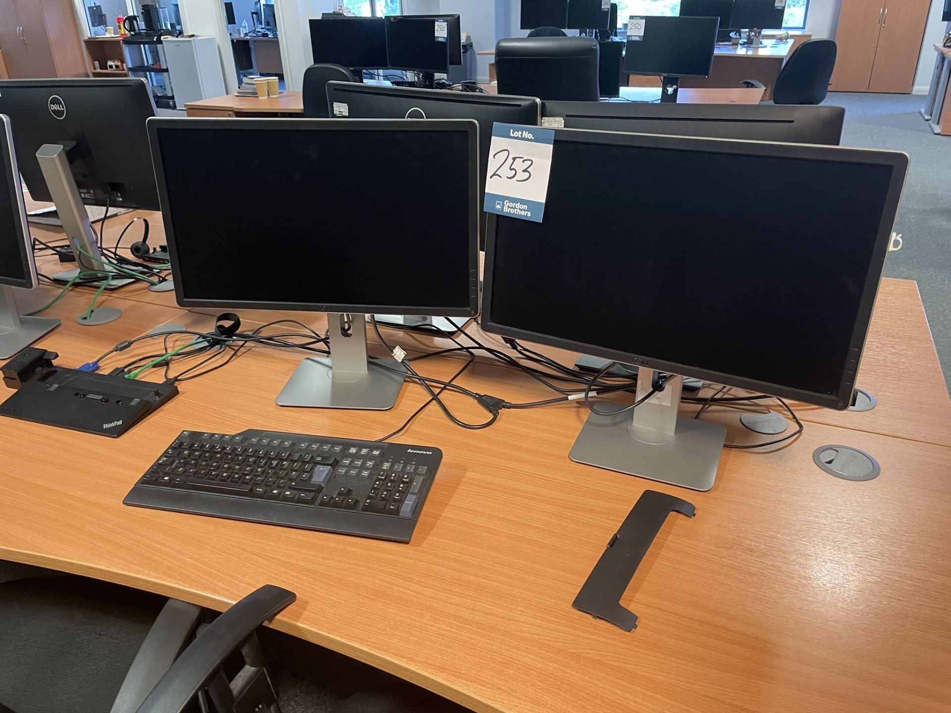 8x (no.) Dell monitors and 2x (no.) ThinkPad docking stations - Image 4 of 4