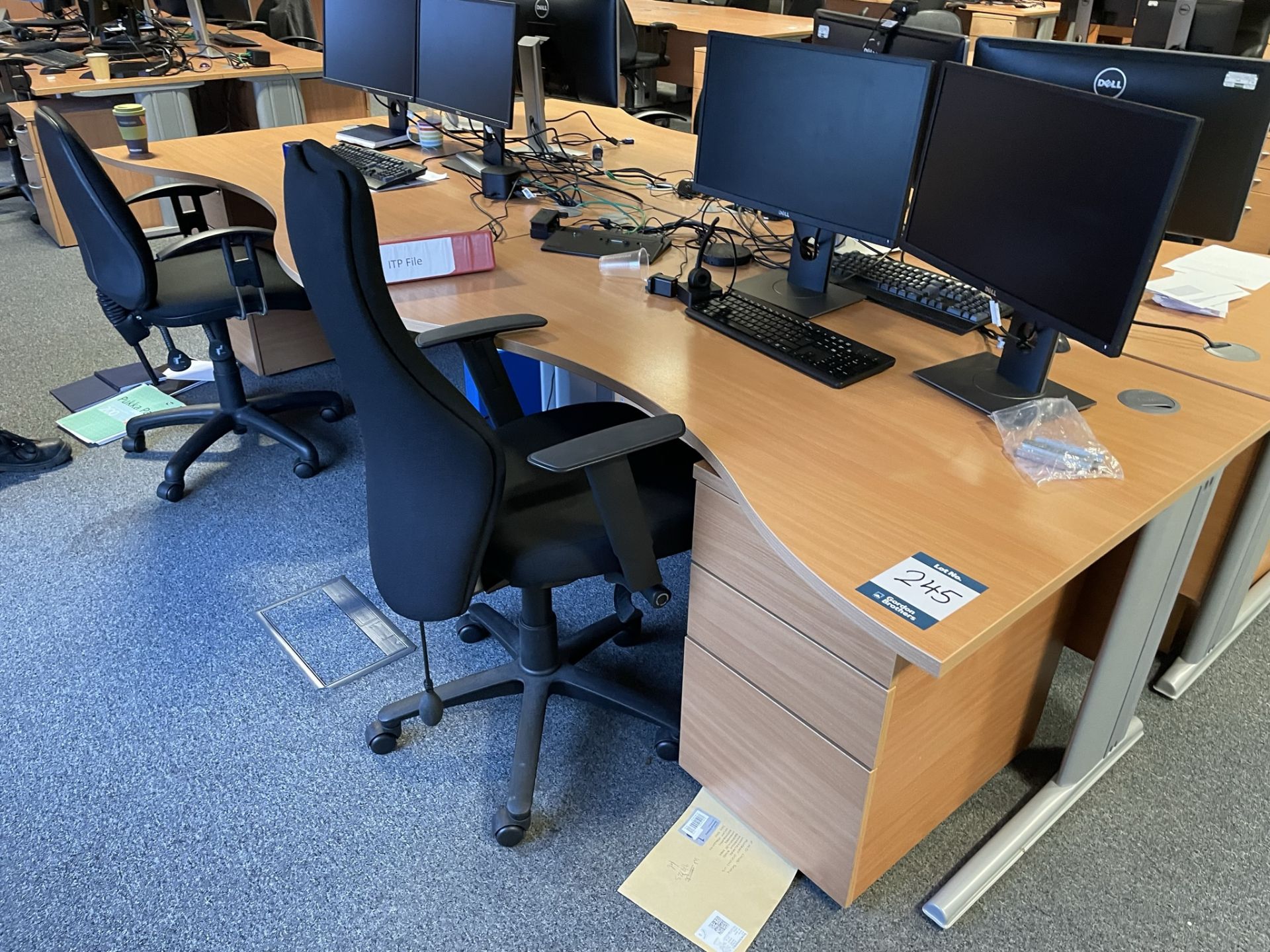4x (no.) curved front light oak veneer desks, 4x (no.) operator chairs and 4x (no.) pedestals - Image 2 of 3