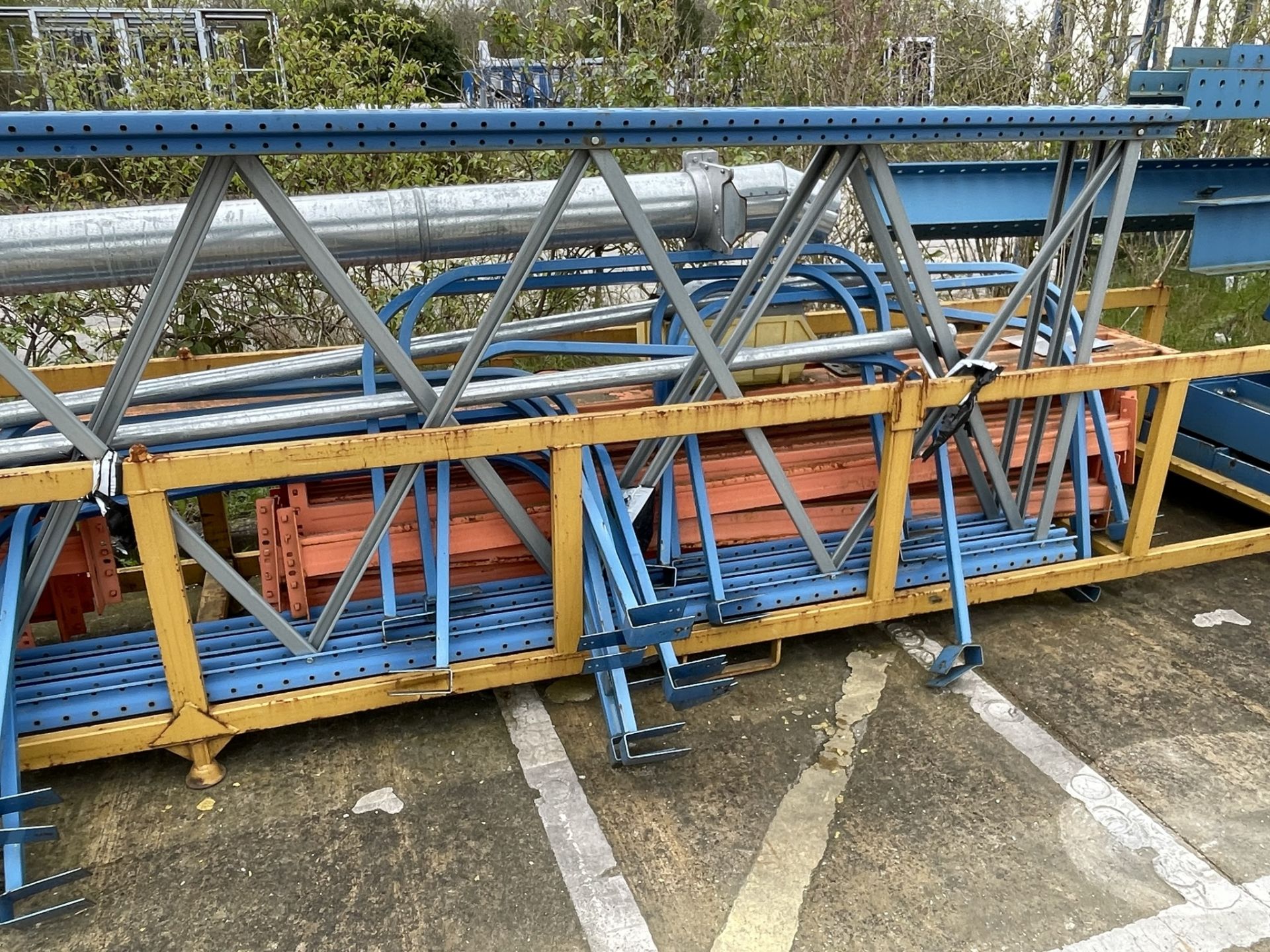 Dismantled light duty boltless metal pallet racking with 3x (no.) uprights and approx. 30x (no.) - Bild 4 aus 5