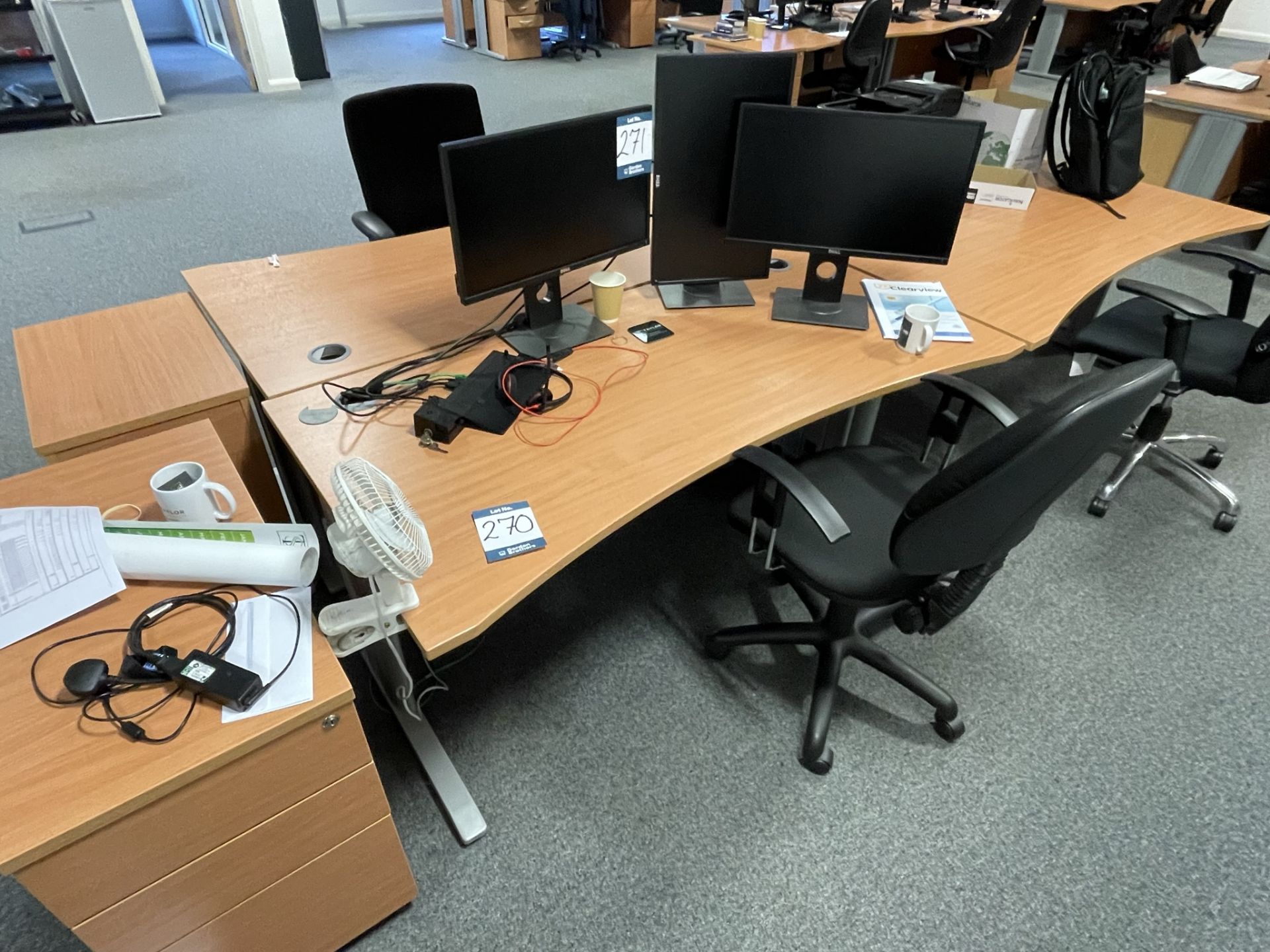 4x (no.) curved front light oak veneer desks, 4x (no.) operators chairs and 2x (no.) pedestals - Image 2 of 2