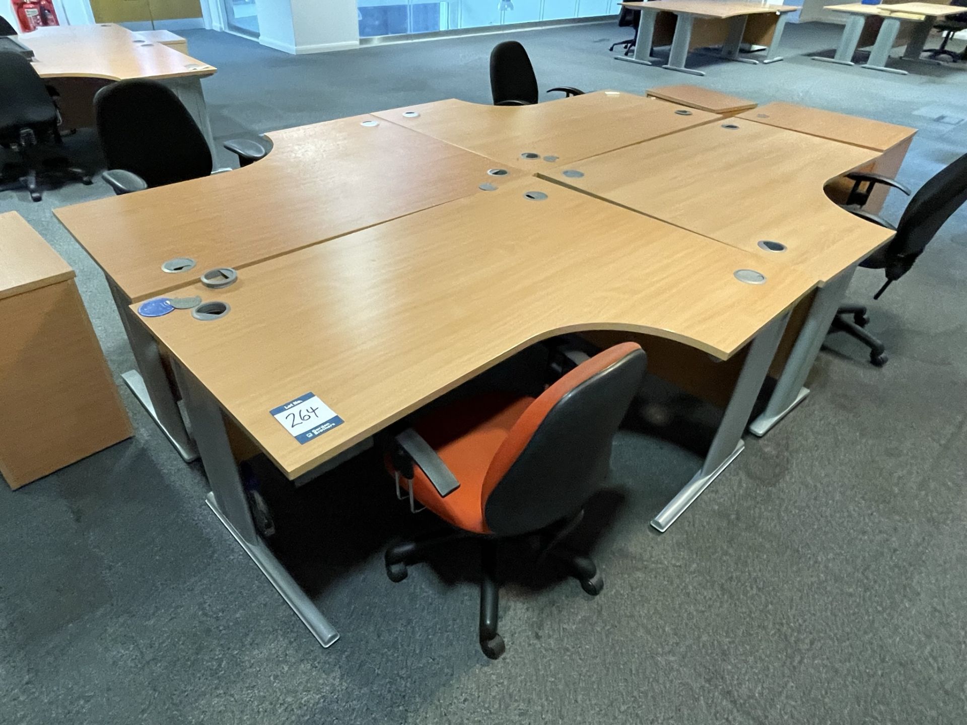 4x (no.) curved front light oak veneer desks, 4x (no.) operators chairs and 3x (no.) pedestals - Image 2 of 2