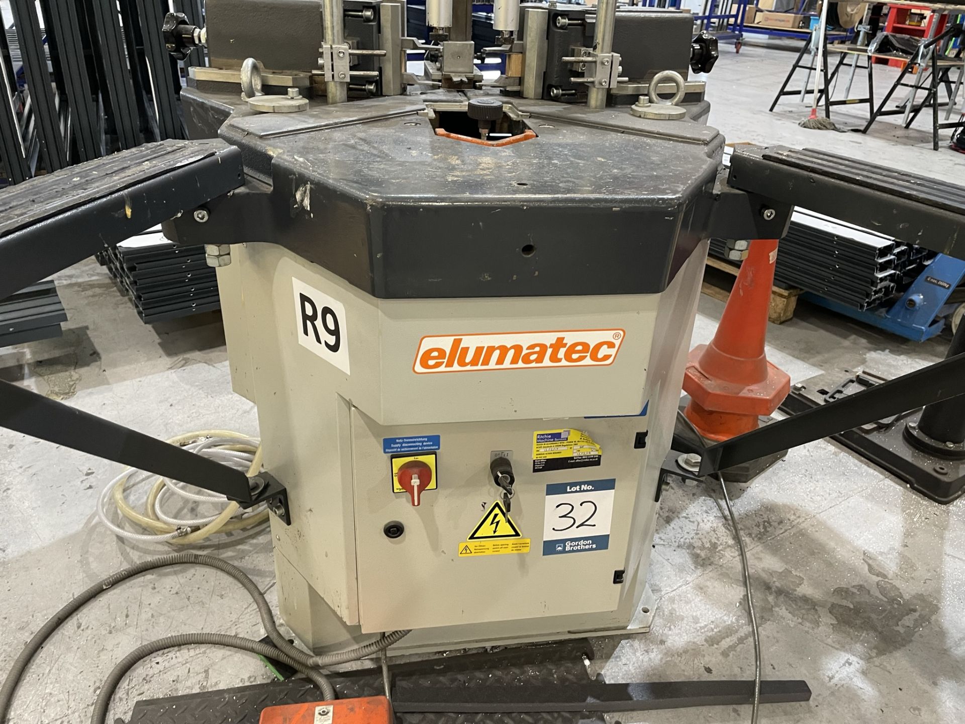 Elumatec, EP124 corner crimping machine, Serial No. 1240025346 (DOM: 2013) (single phase)