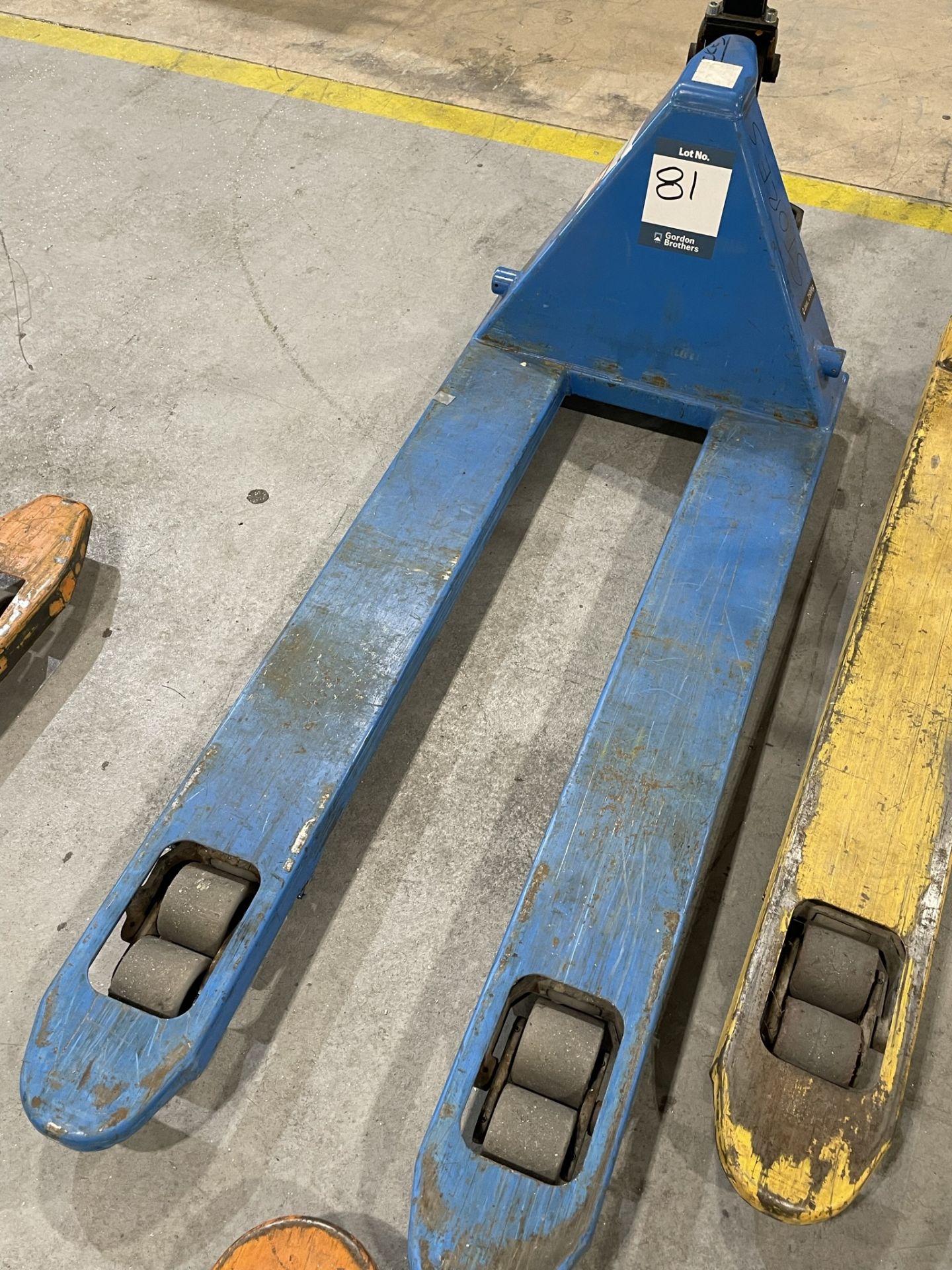 Unspecified manual pallet truck, capacity 2500kg