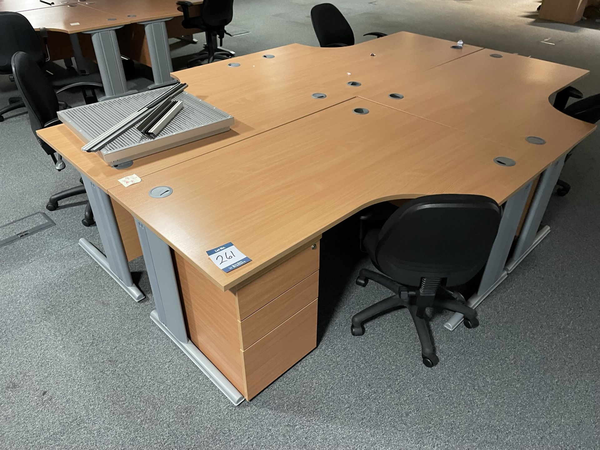 4x (no.) curved front light oak veneer desks, 4x (no.) operator chairs and 2x (no.) pedestals - Image 2 of 2