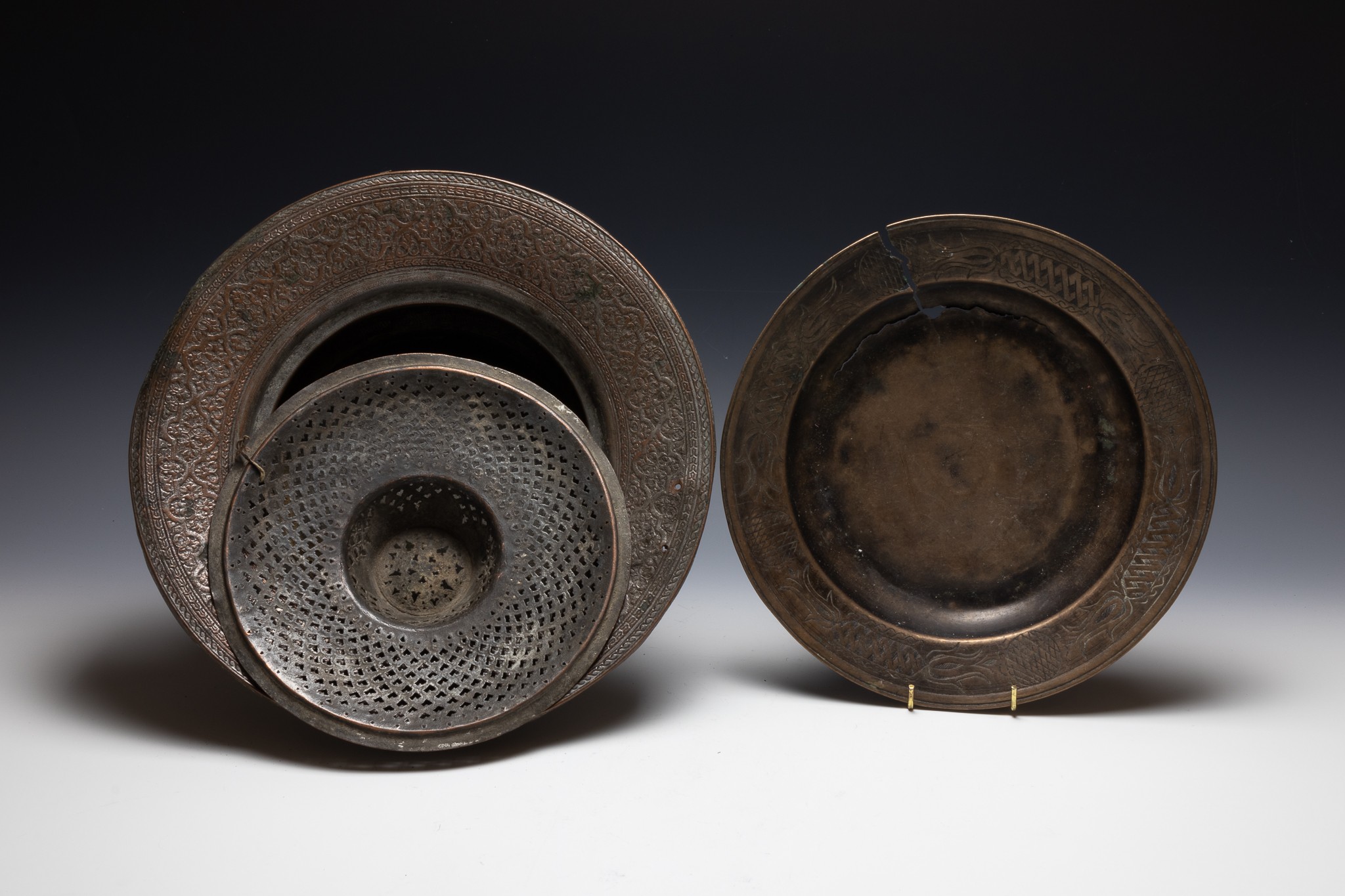 A Lot of 3 Islamic Brass Basins and a Tray from the 19th Century.

D: Approximately 23.2- 32cm 