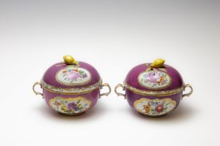 A Pair of Victorian Aubergine Porcelain Bowls with Covers from the 19th Century. 