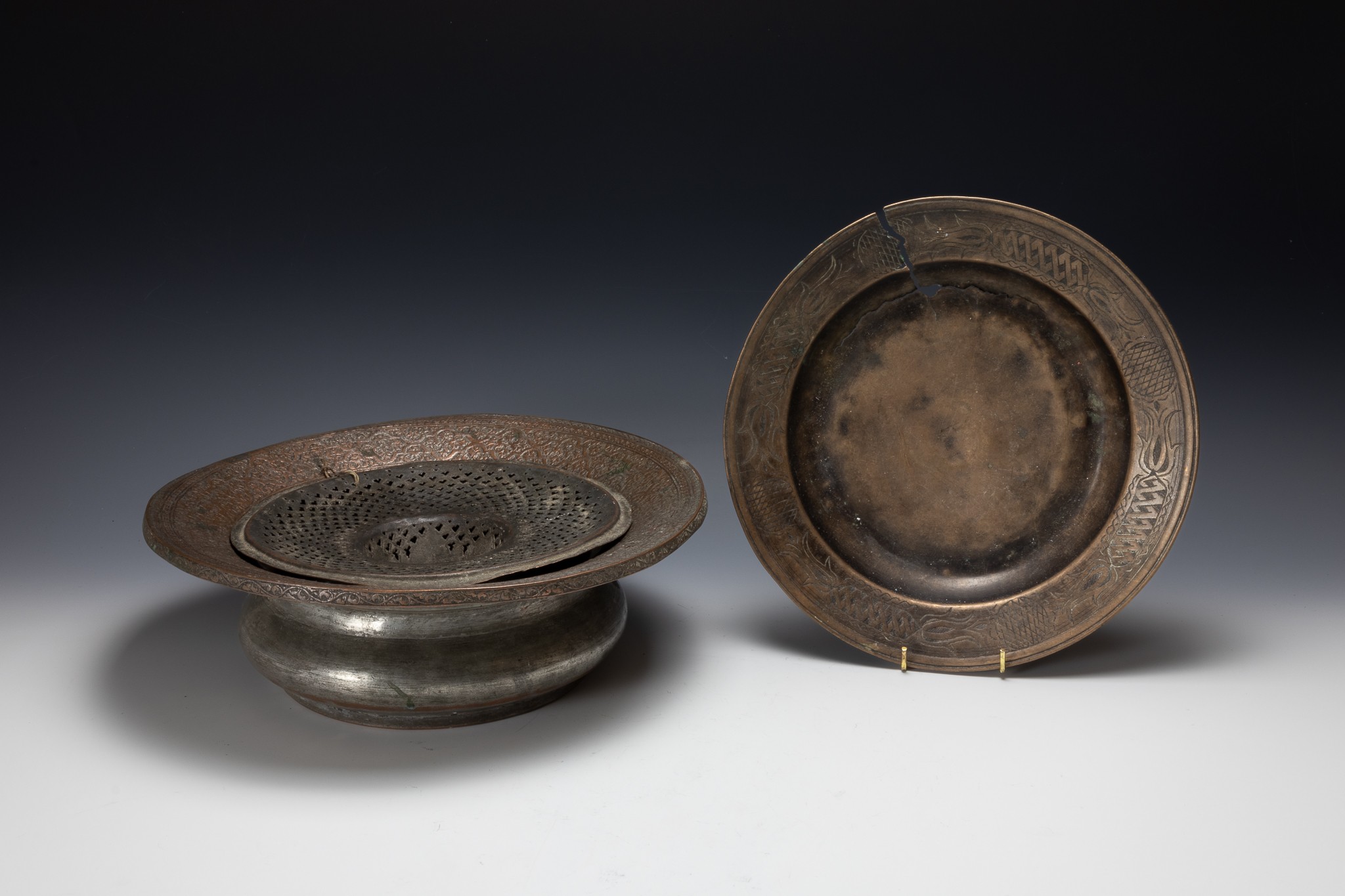 A Lot of 3 Islamic Brass Basins and a Tray from the 19th Century.

D: Approximately 23.2- 32cm  - Image 2 of 2