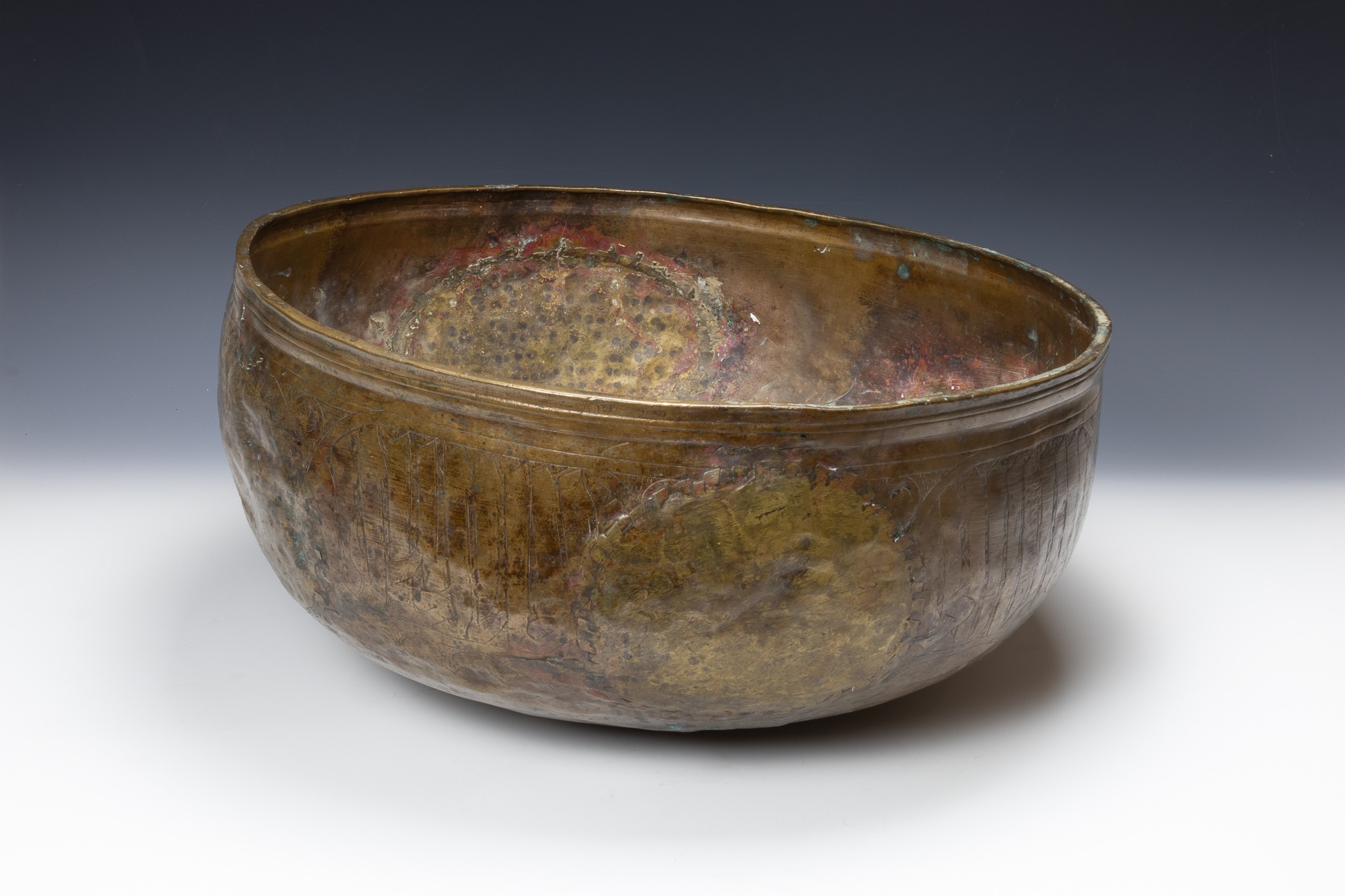 A Large Islamic Mamluk Brass Bowl from the 15th Century with Islamic Calligraphy Engraving.

D: Appr