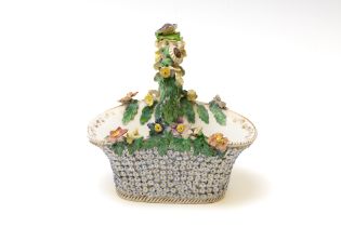 A Vintage English Porcelain Basket from the 19th Century.

Approximately 23x22cm 