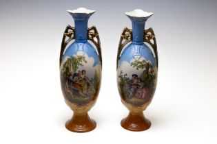 A Pair of Victorian Porcelain Vases from the 19th Century.

H: Approximately 36cm 