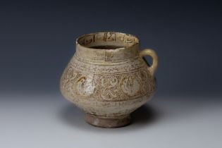 An Islamic Kashan Lustre Pot from the 12th Century with Islamic Calligraphy. H: Approximately 12.5c
