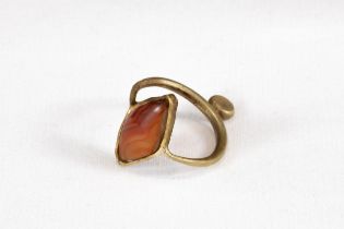 A Western Asiatic Gold Ring with a Rhombic Banded Agate Circa 1st Millennium B.C. - 1st Millennium A