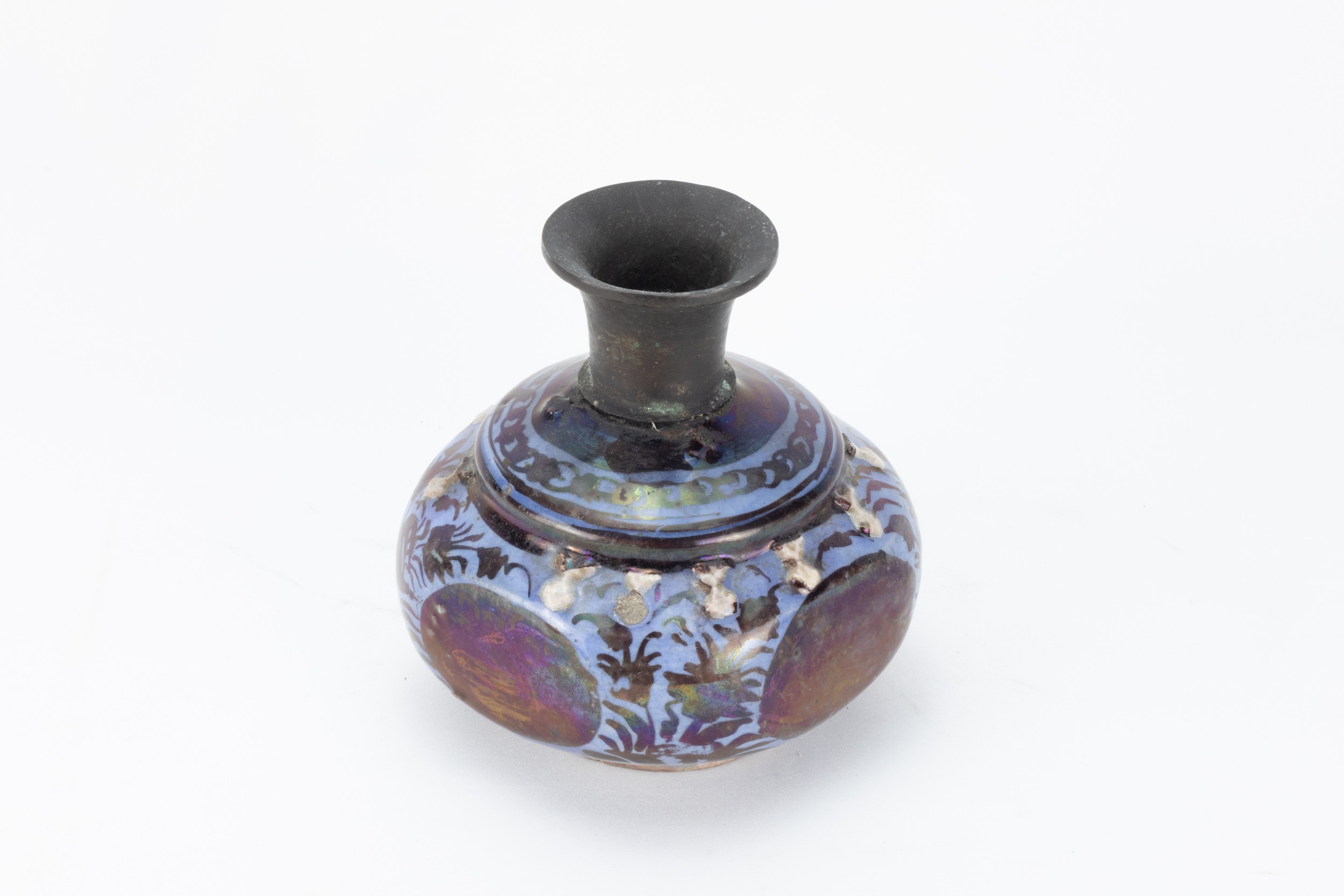 An Islamic Safavid Painted Bottle from the 17th Century.

H: Approximately 14cm 