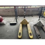 HYSTER PALLET TRUCK 2500KG