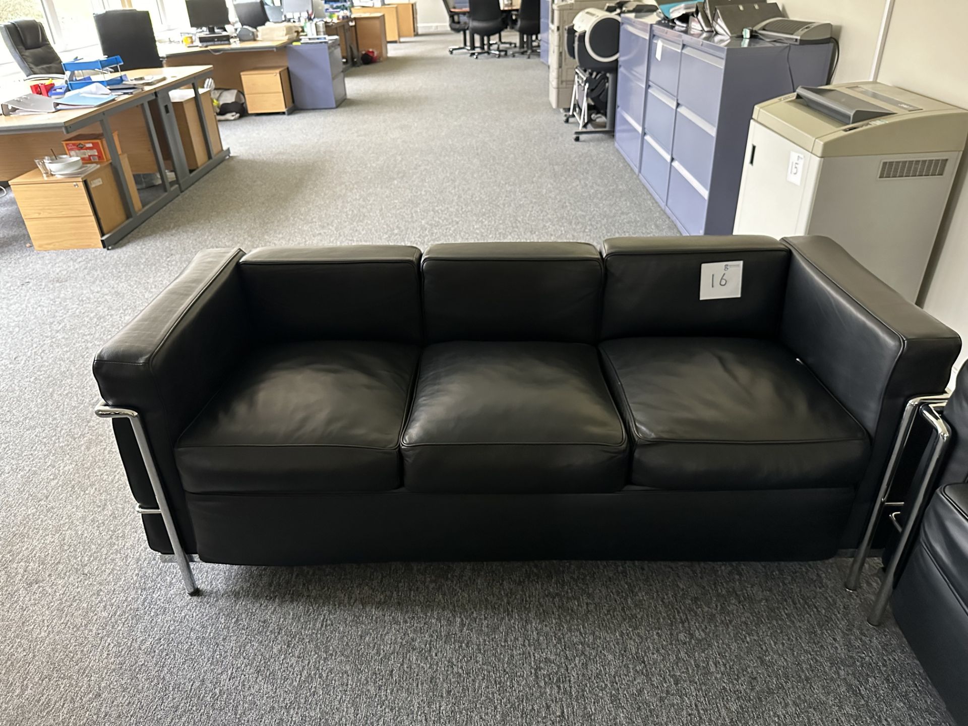 3 SEATER LEATHER SOFA - Image 2 of 2