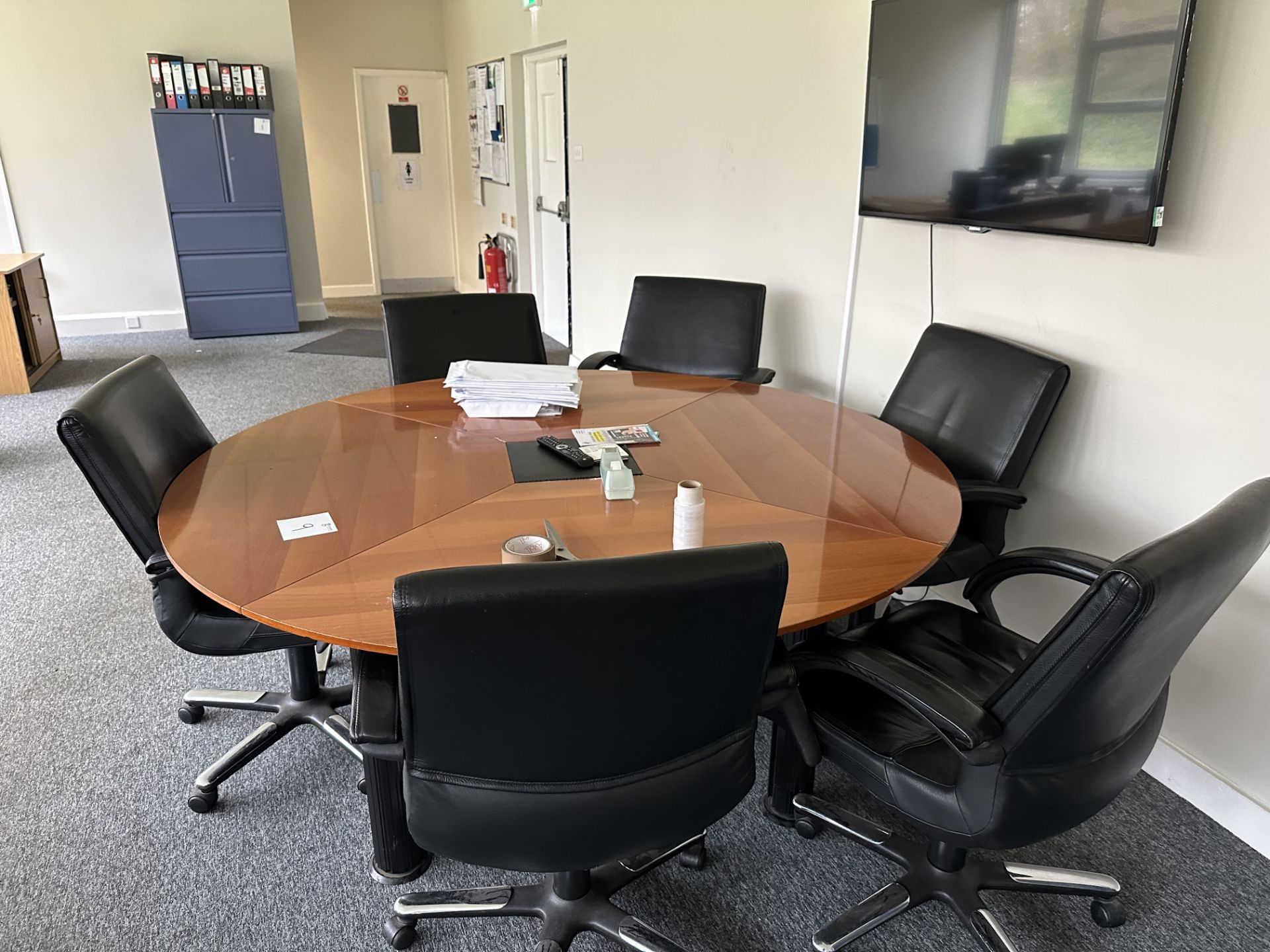 BOARDROOM TABLE 6 x CHAIRS - TABLE 1800MM DIAMETER - Image 3 of 3