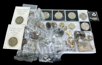 Collection of modern British coins with £5 uncirculated on Royal Mint card (2), ranges of £5, £2,