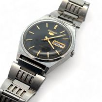 Gents Seiko 5 automatic watch. Black dial with day/date display. Case 35mm. In working order at time