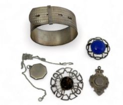 A collection of jewellery items, either hallmarked or stamped silver / 925. Includes an adjustable