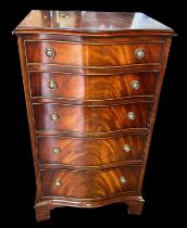 Mahogany reproduction 5 drawer chest of drawers. W53cm, d42cm, h94cm.