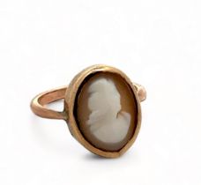 A 9ct gold shell cameo ring, size H. 2.2g.