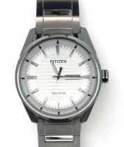 An gents Citizen Eco-Drive J800-S119235 wristwatch. Silver toned dial with baton hour markers and