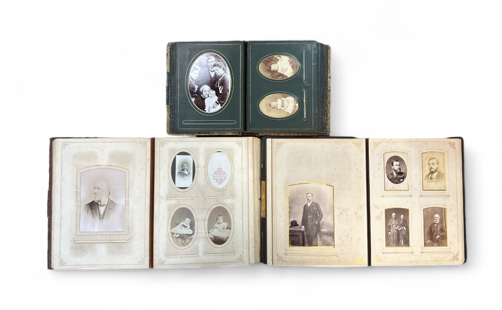 A collection of Victorian photographic cabinet cards / Cartes de Visite, with 151 cards in 3 - Image 4 of 5