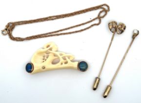 A 16" 9ct gold chain, a faux ivory and simulated opal brooch in the form of a driver and car with