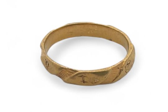 A medieval posy ring dated 13th to 15th Century. The outer of the D shaped band decorated with - Image 7 of 11