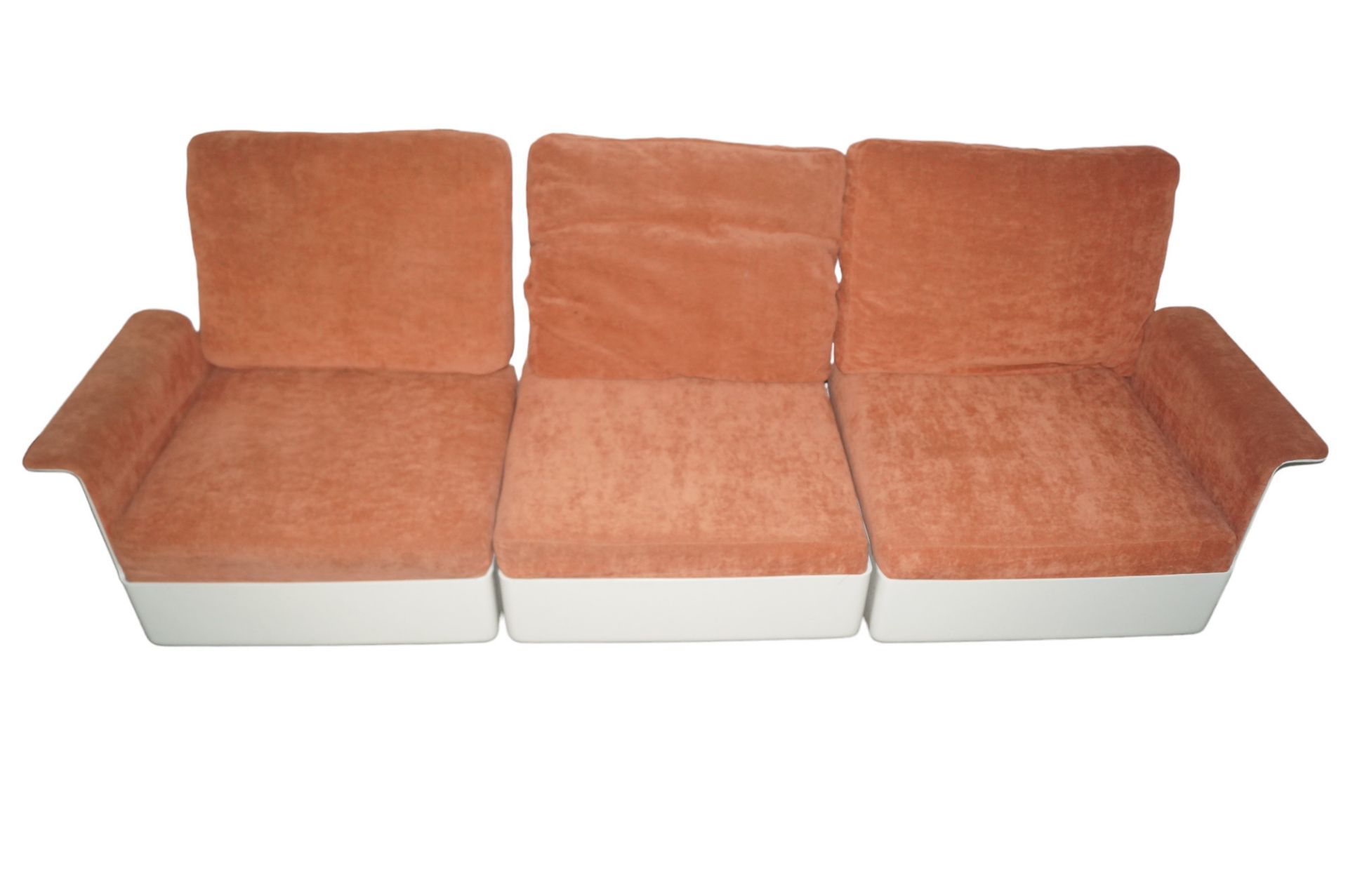 Designer Couch-Garnitur aus Glasfaserschalen mit eingelegten Polsterelementen; ein 3-Sitzer sowie d - Bild 2 aus 5