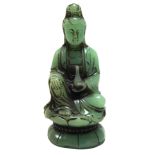 Sitzende Buddha-Figur aus grünem Serpentin; Vertiefungen schwarz ausgemalt; guter Zustand; Maße ca.
