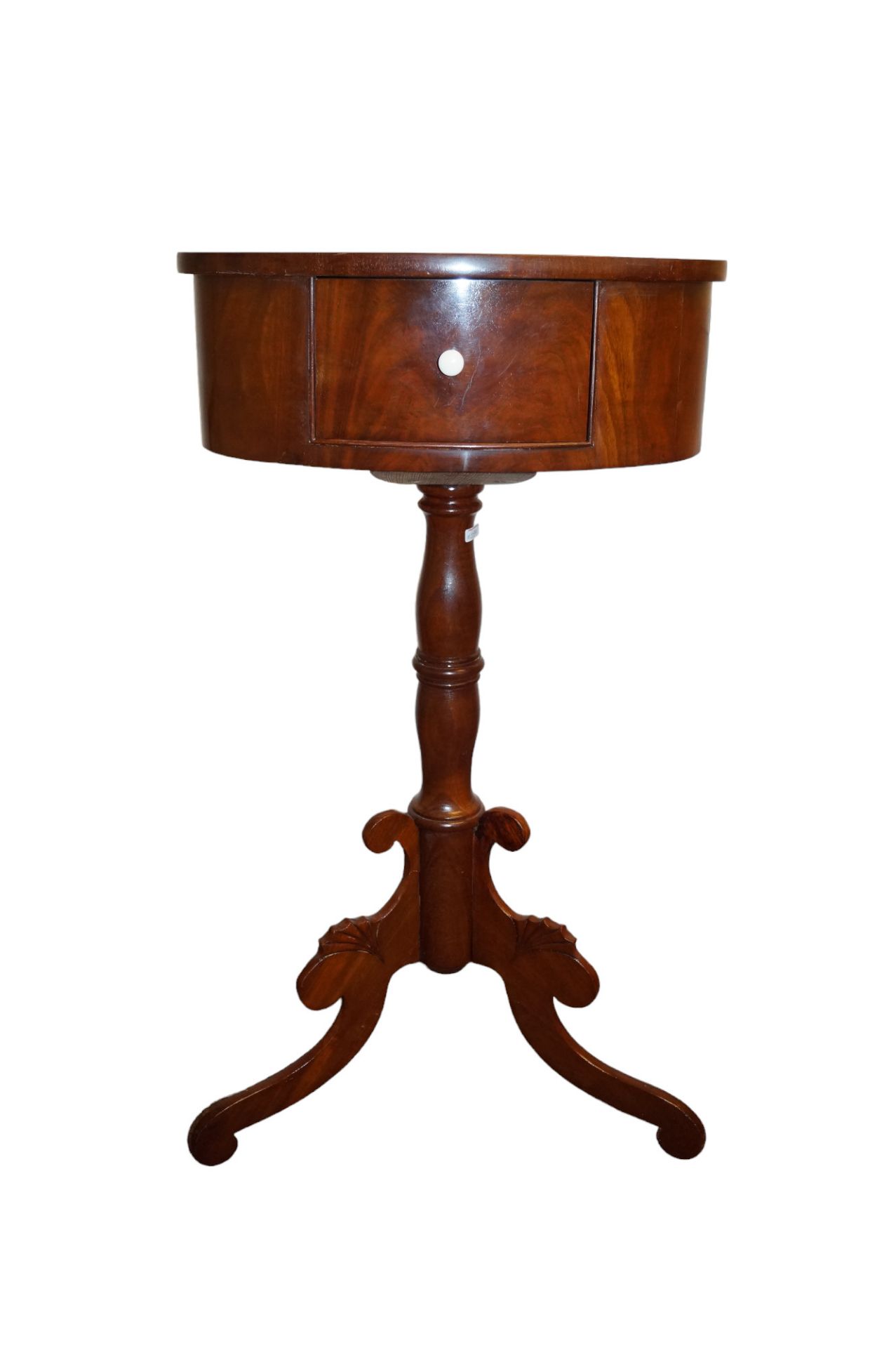 Ovales Tischchen in Tonnenform mit kleinem Schub auf der Stirnseite; dreipassiger Stand; auf der De