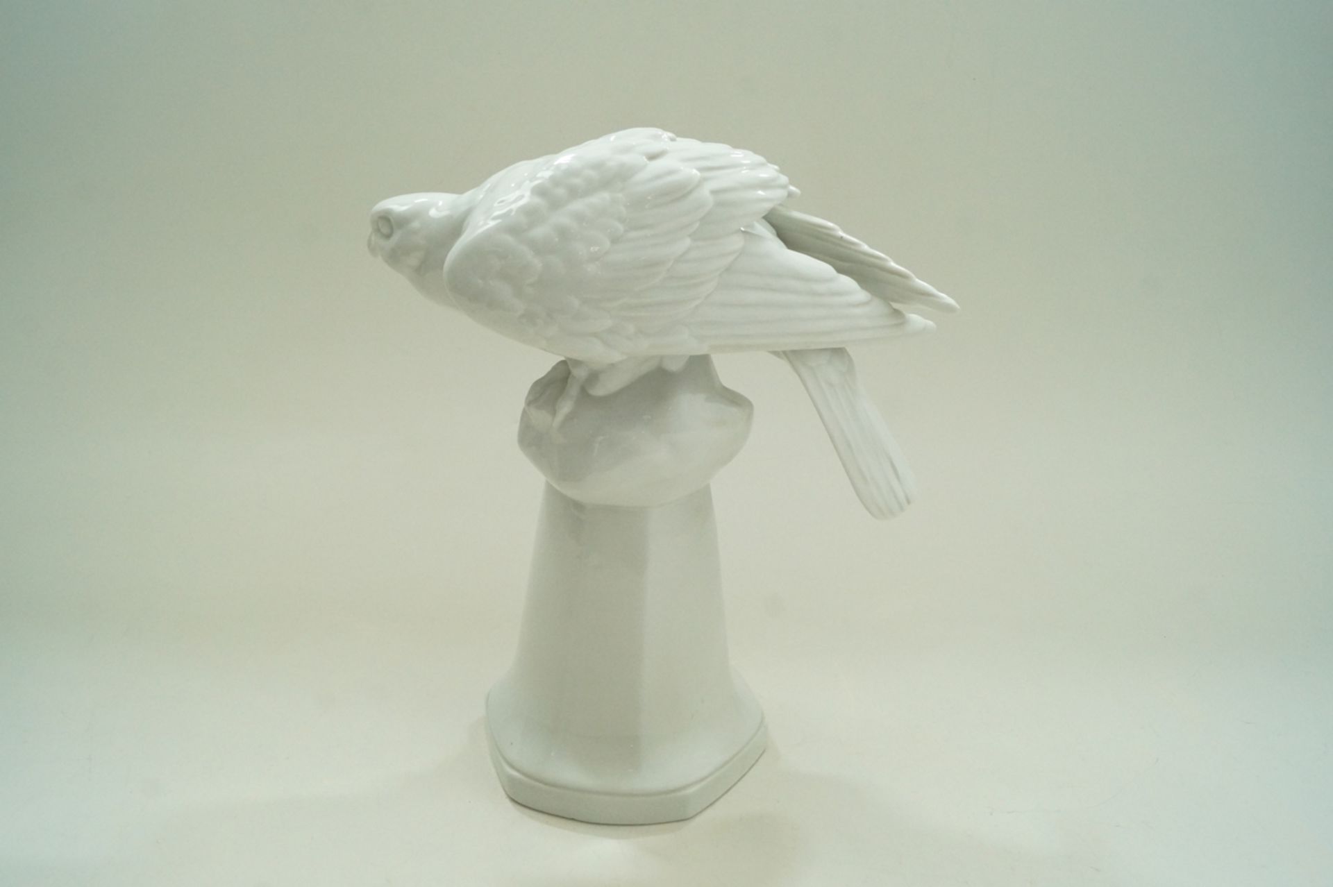 Seltenere, große Ausformung eines auf einem Postament sitzenden Adlers; unbemaltes, weißes Porzella - Bild 7 aus 7