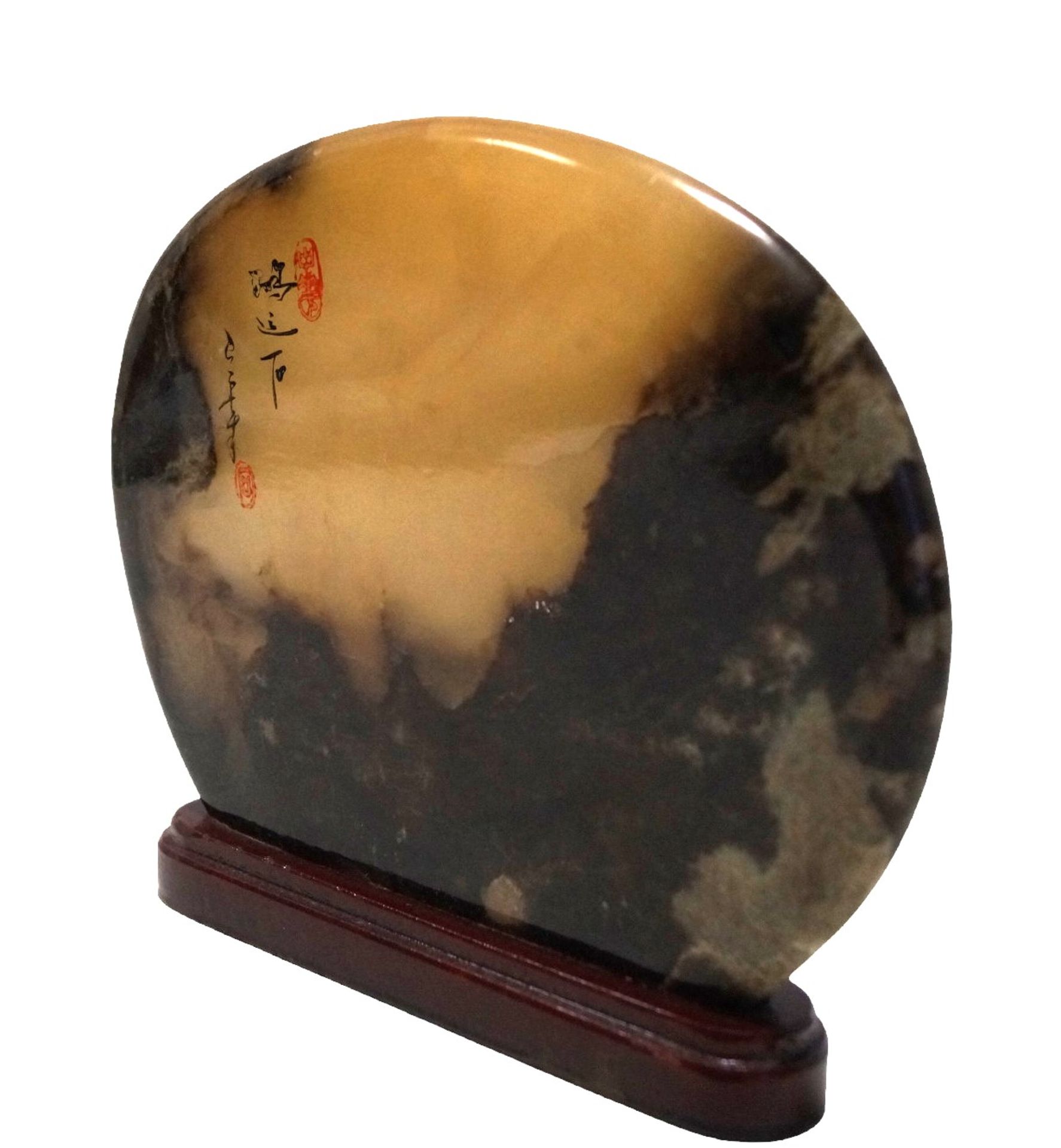 Größere Ziersteinscheibe, wohl aus Aragonit gefertigt; Oberfläche lackiert und mit asiatischen Schr - Bild 2 aus 3