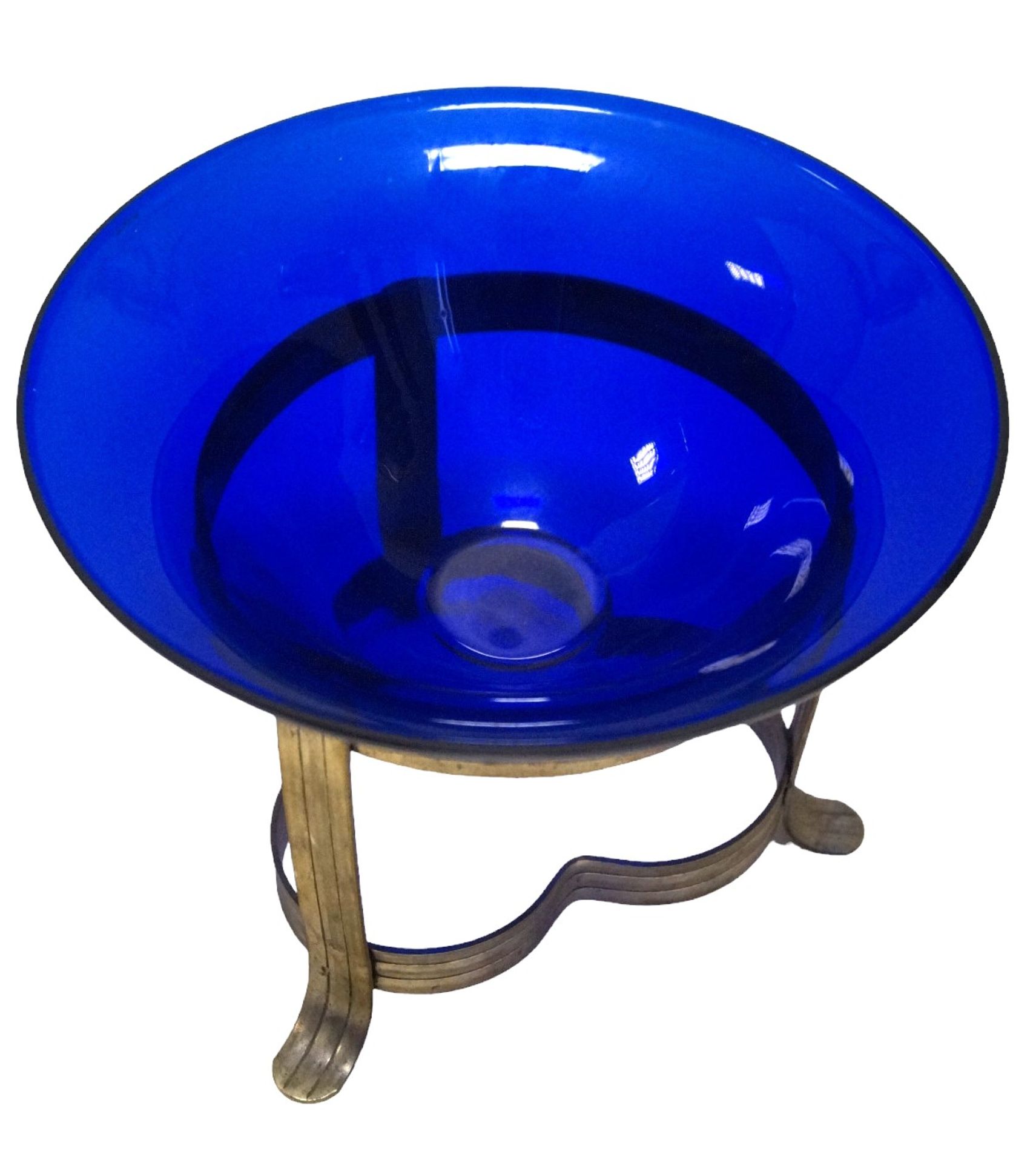Wohl neuzeitliche, blaue Glasschale auf dreipassigem Messinggestell; Metall leicht berieben, ansons - Image 2 of 2