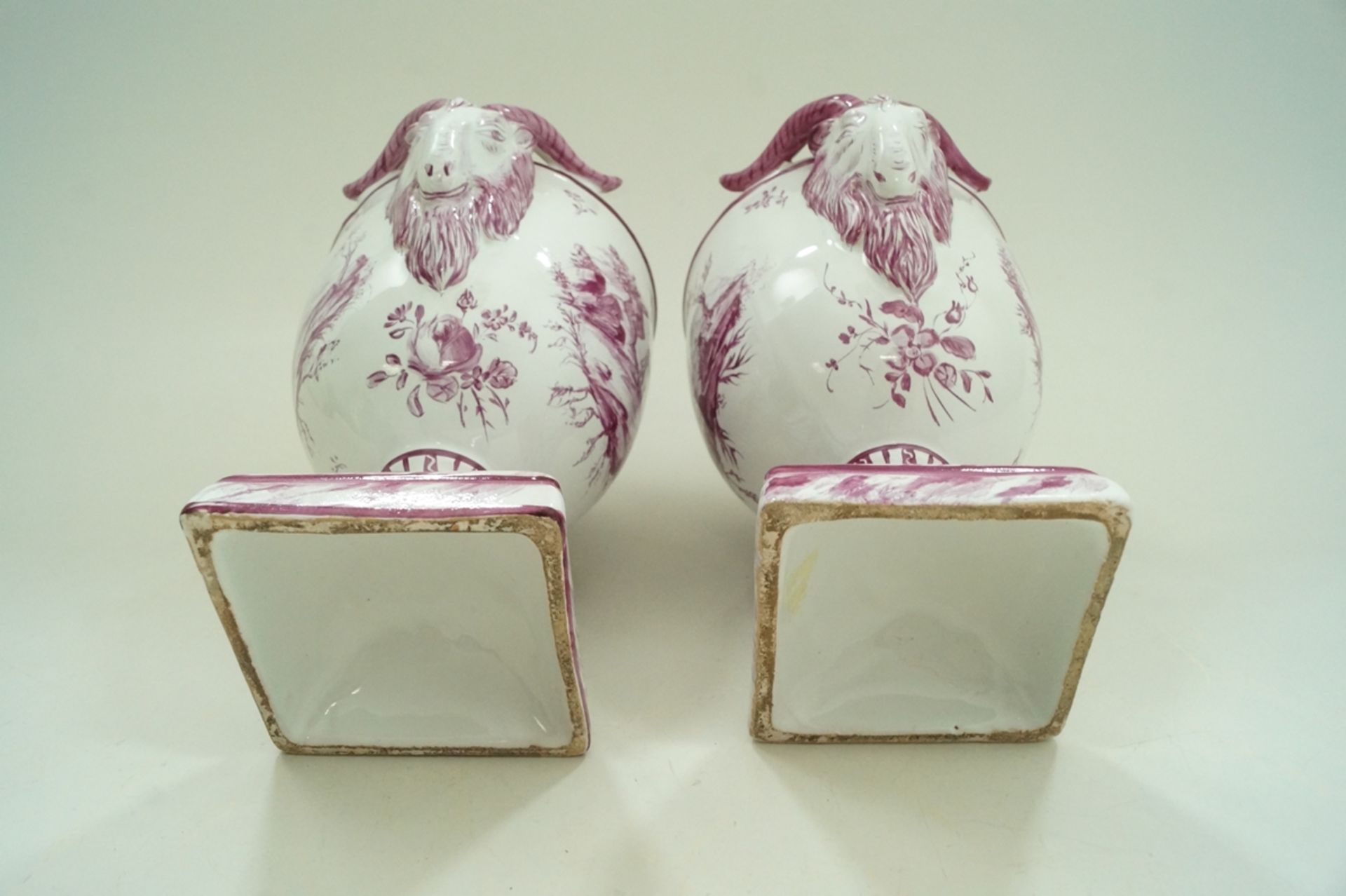 Ausgefallenes Pärchen Potpourri-Vasen mit seitlich angesetzten Widderköpfen; Fayence, in lilatönen  - Bild 5 aus 5
