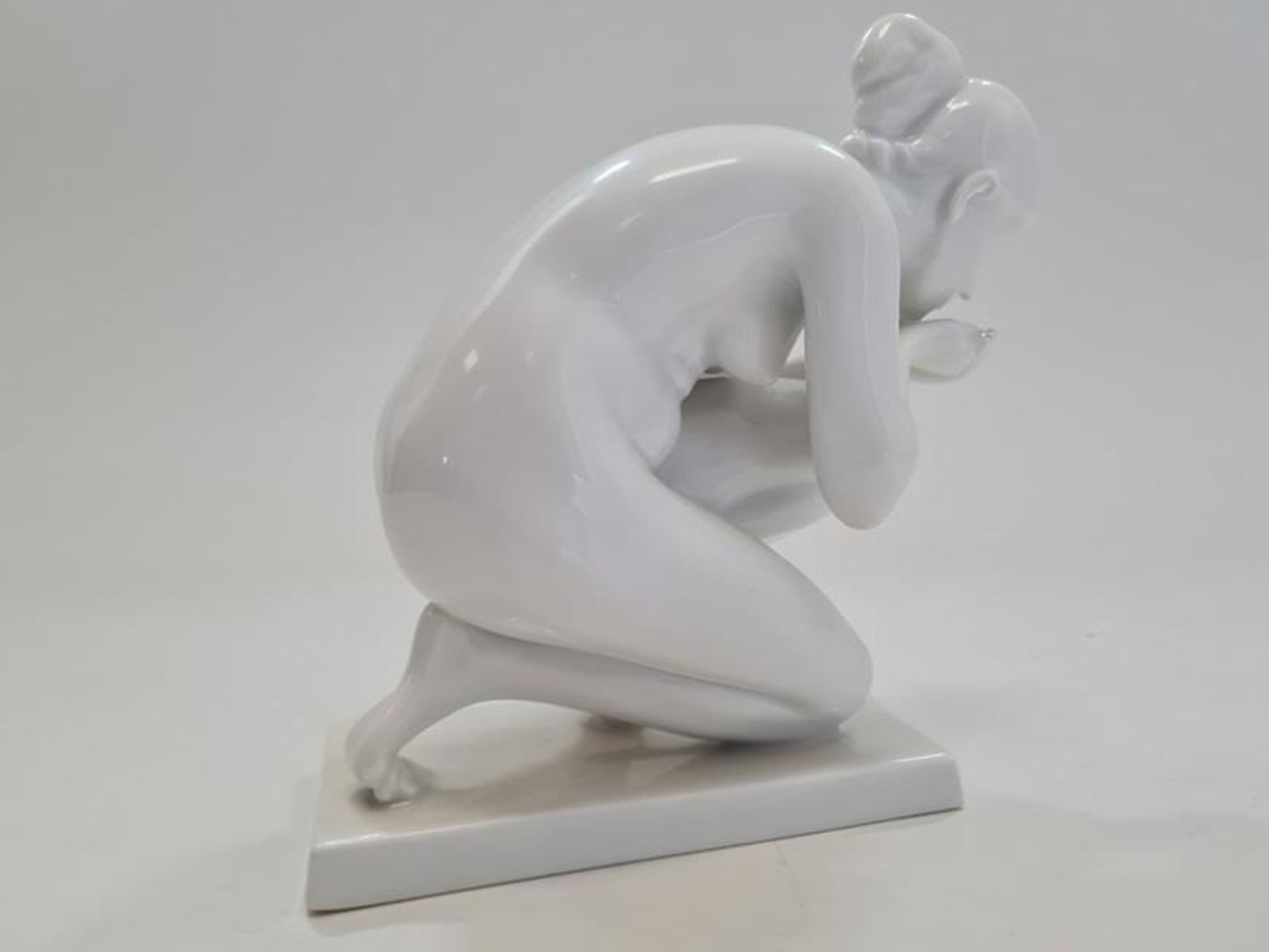 Porzellanfigur: Weiße Porzellanfigur "Die Trinkende"; Entwurf Ernst Wenck 1927 für Rosenthal Kunsta - Bild 2 aus 3