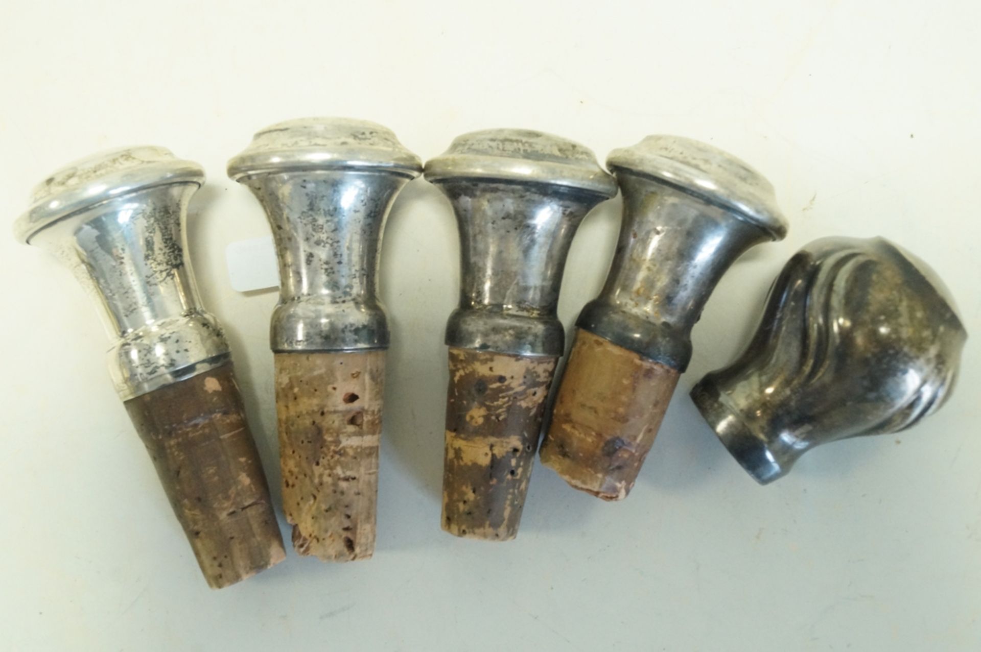 Konvolut aus 5 Flaschenkorken-Verschlüssen; alle schlichte Ausformungen; verschiedene Legierungen,  - Bild 2 aus 2