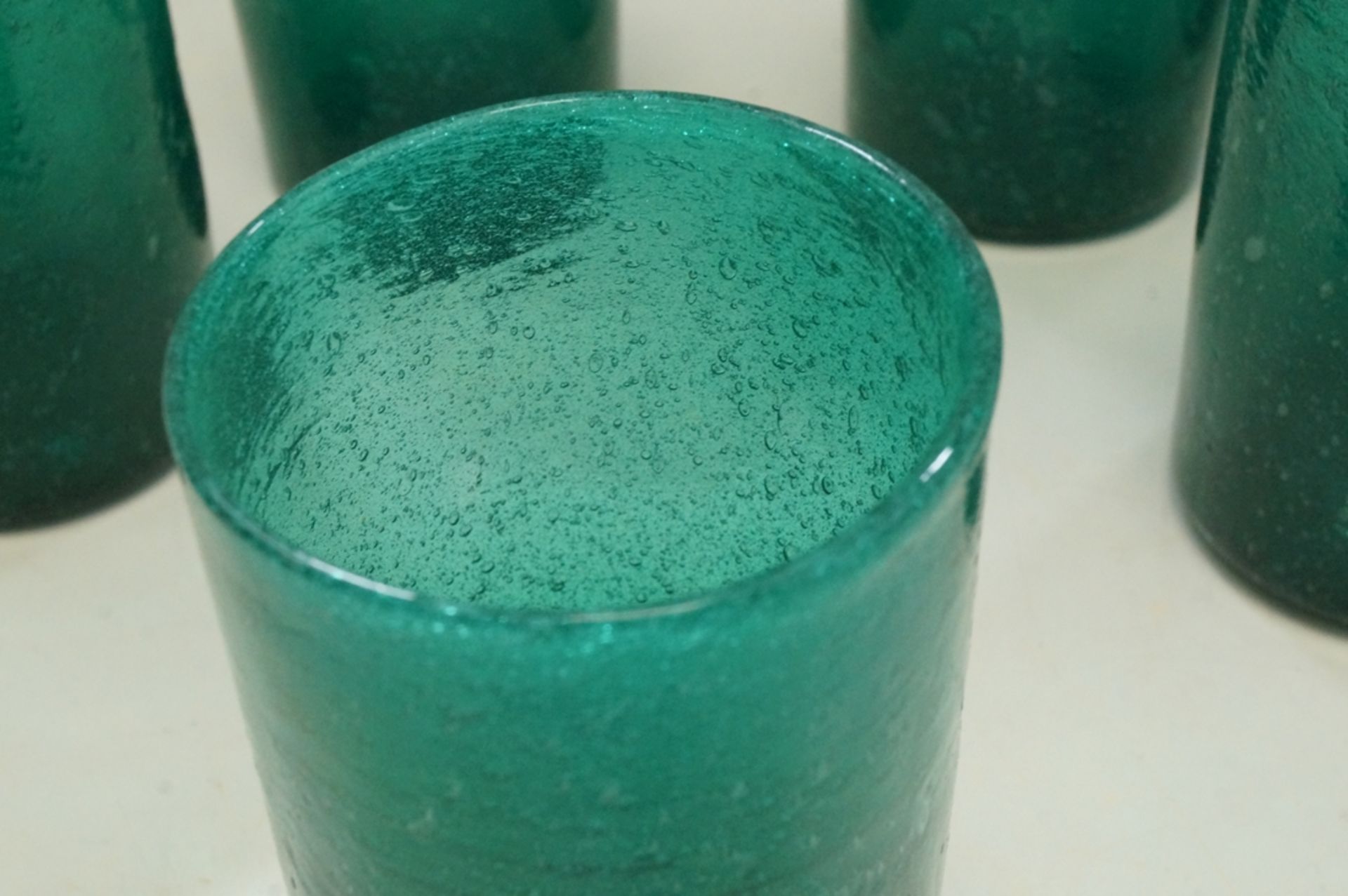 Konvolut aus 6 handgearbeiteten, grünen Trinkgläsern aus "Regentropfenglas"; guter Zustand; Höhe: 1 - Bild 4 aus 4