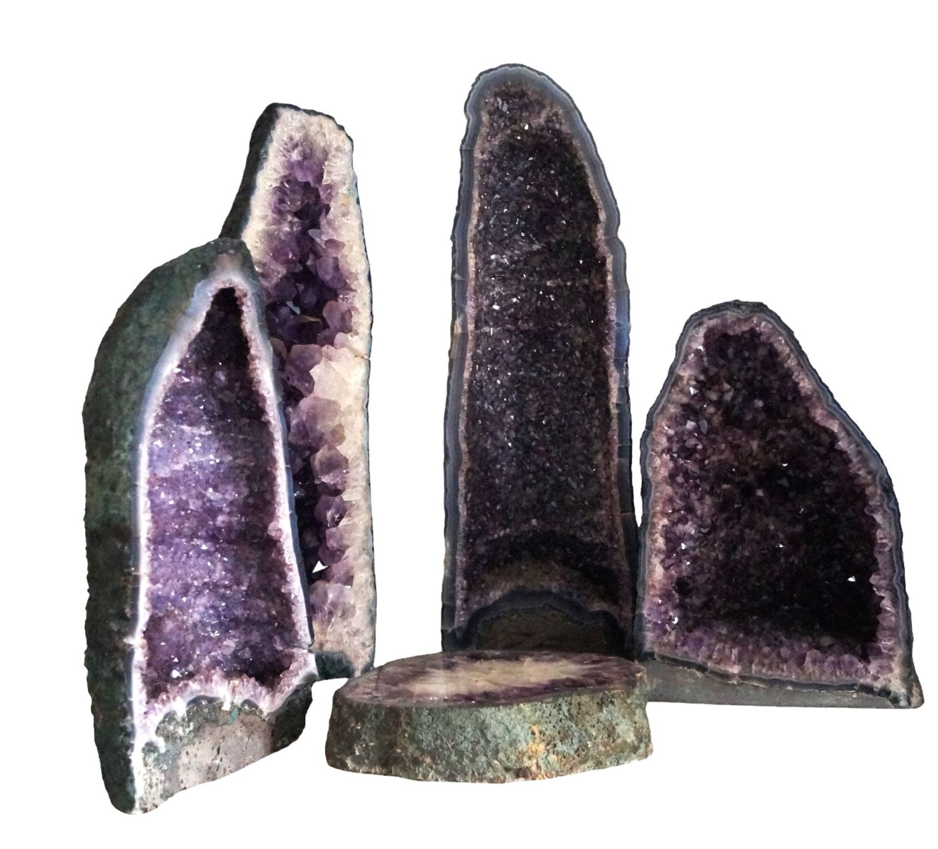 Konvolut aus insgesamt vier größeren Amethyst-Drusen sowie einer dicken Amethyst-Scheibe; Gesamtgew - Bild 2 aus 4
