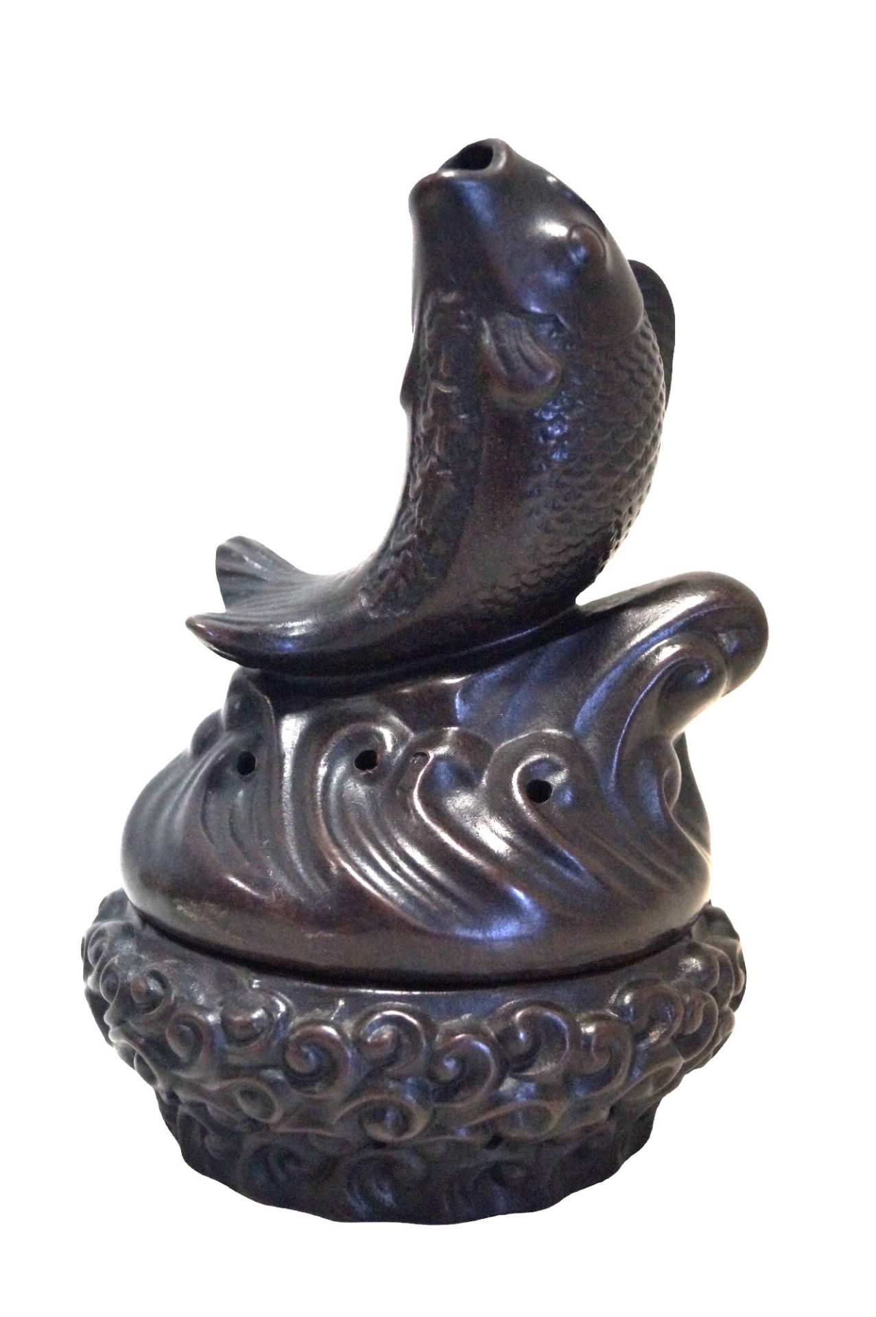 Aus Keramik oder Ton gefertigtes Gefäß in Form eines springenden Fisches (Karpfen/Koi?); gelochte W