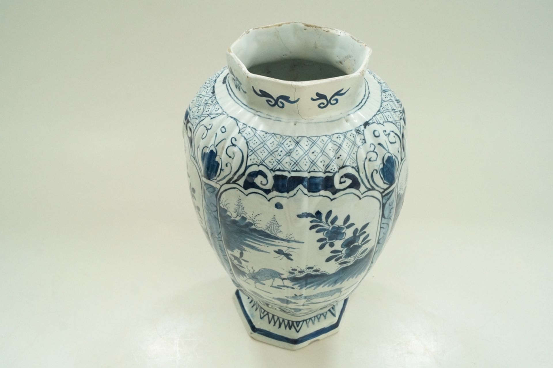 Große, niederländische Fayence-Vase, Zinnglasur, umlaufend in vier Kartuschen gleiche Rotwild-Szene - Bild 2 aus 6