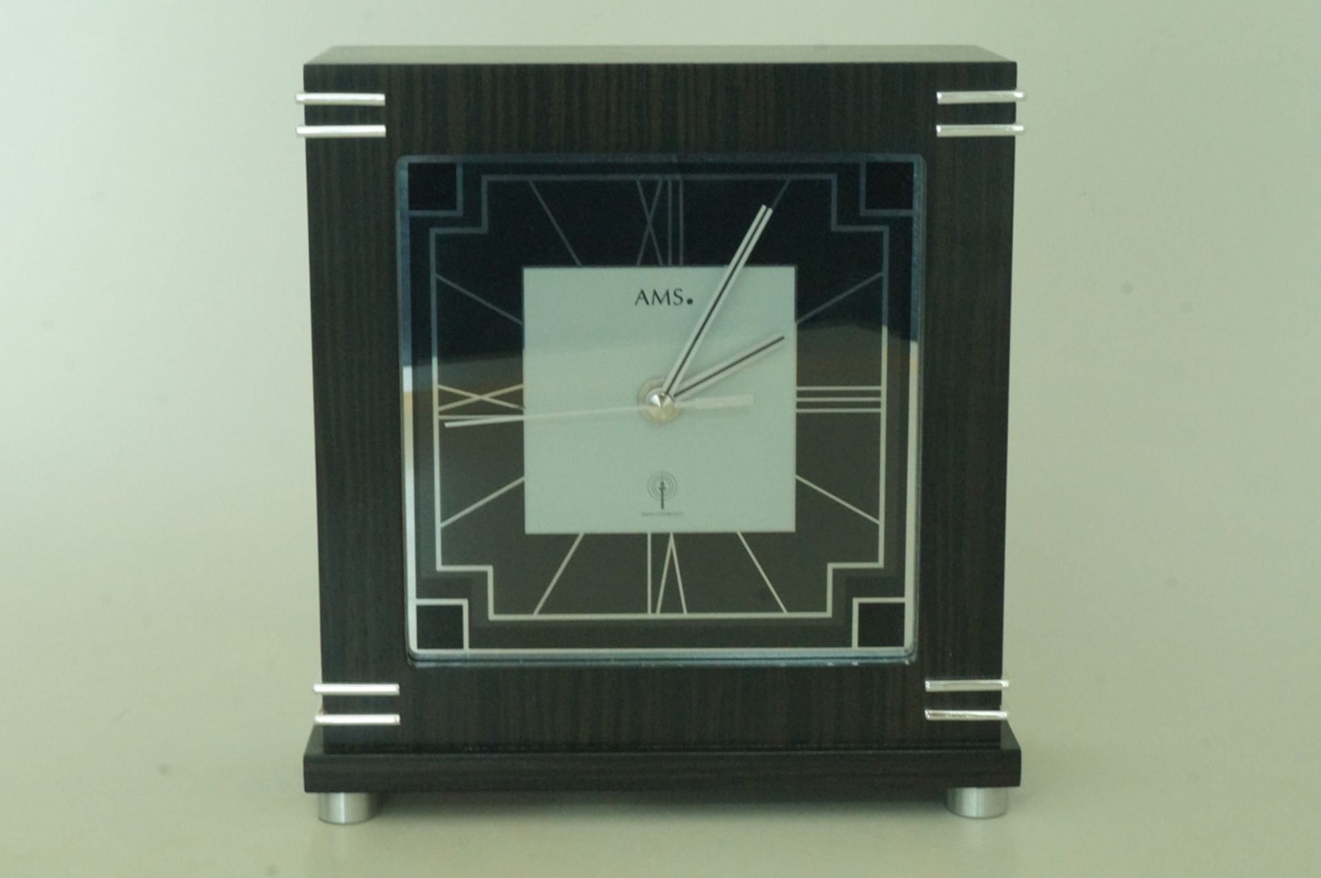 Neuzeitliche Funkuhr mit Quarzwerk im Stil des Art Deco; Hersteller: AMS. - Uhrenfabrik, Furtwangen - Bild 2 aus 4