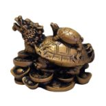 Kleine, neuzeitliche Skulptur einer Drachenschildkröte; Die Drachenschildkröte auf Glücksmünzen ste