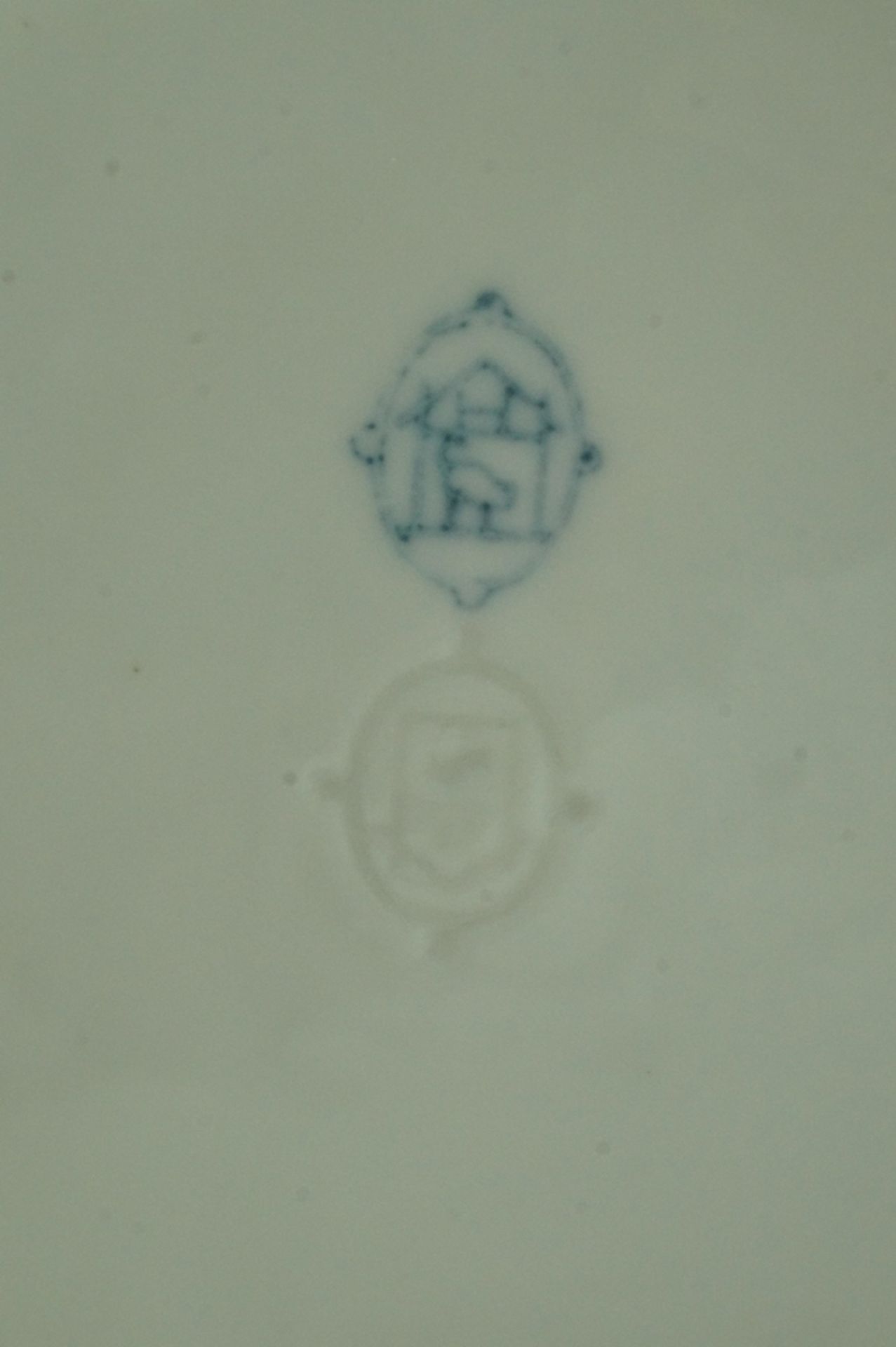 Seltenere, große Ausformung eines auf einem Postament sitzenden Adlers; unbemaltes, weißes Porzella - Bild 5 aus 7