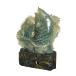 In Form eines Fisches geschnitzte/geschliffene, grüne, wohl Serpentin bzw. China-Jade; dazu origina