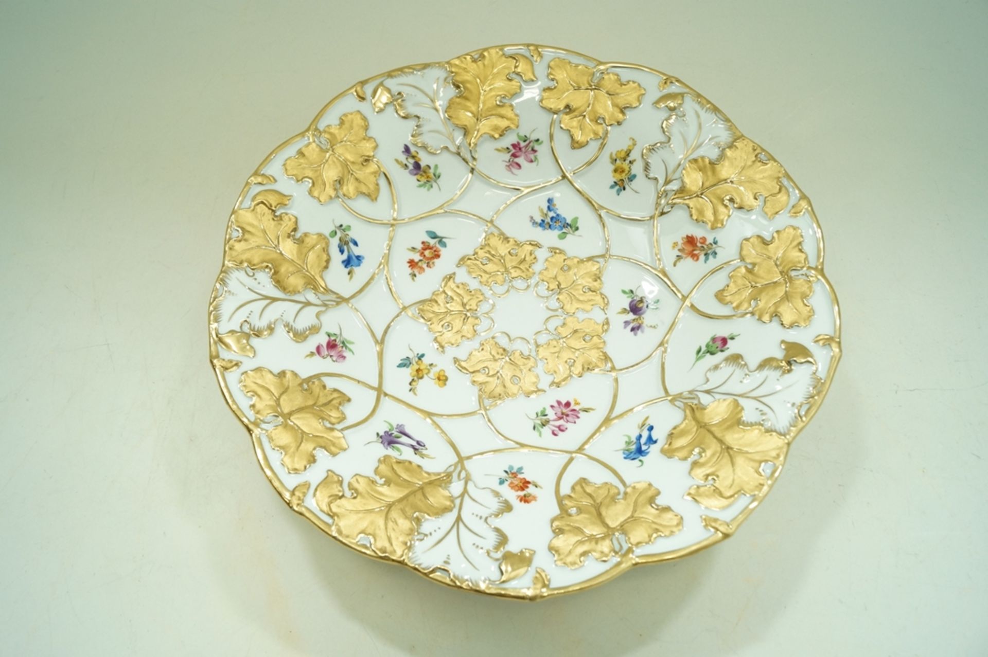 Prachtvoller Meissen Prunkteller mit Blatt- und Blumendekor; mit Glanz- und Mattgold gemaltes Blatt - Bild 3 aus 4