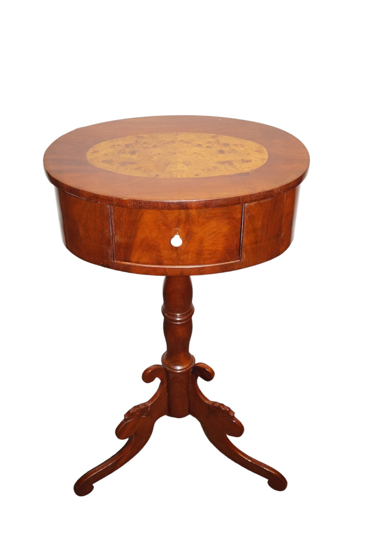 Ovales Tischchen in Tonnenform mit kleinem Schub auf der Stirnseite; dreipassiger Stand; auf der De - Bild 2 aus 5